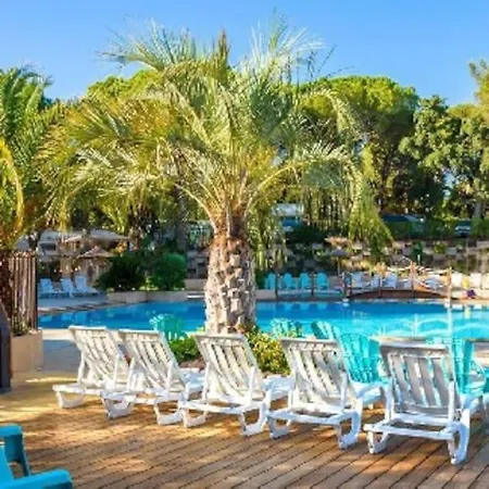 Kamp alanı Mobile 6-pers Lei Suves-cotes D'azur-including Airco *